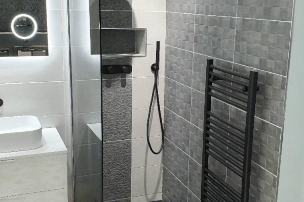 FB-showroom-shower4-shelves